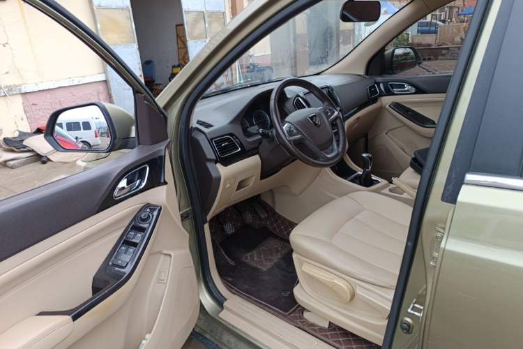 Used Baojun 730 2014 1.5L manual luxury trim 7 seats Driver Seat