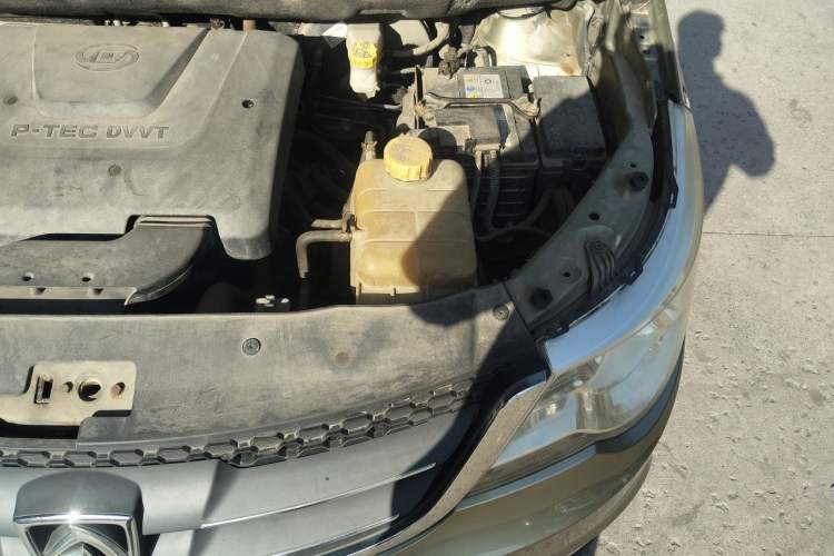 Used Baojun 730 2014 1.5L manual Comfort ESP version 7 seats Engine Bay Left