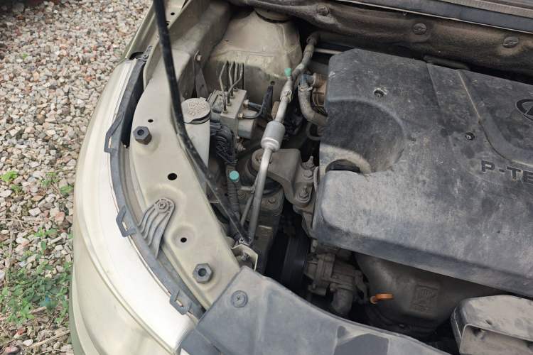 Used Baojun 730 2014 1.5L manual Comfort version 7 seats Engine Bay Right
