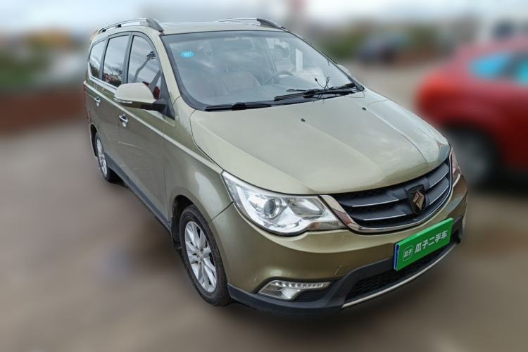 Used Baojun 730 2014 1.5L manual luxury trim 7 seats Front Right 45 Deg