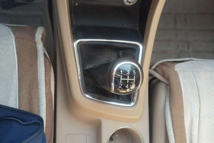 Used Baojun 730 2014 1.5L manual Comfort ESP version 7 seats Gear Lever