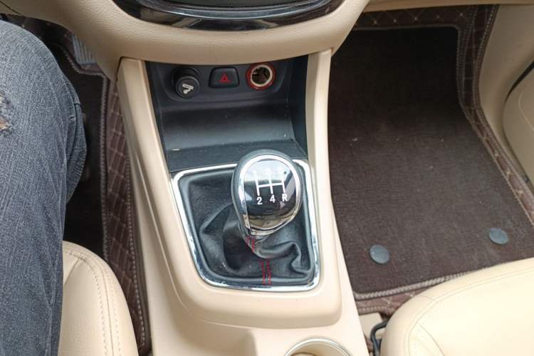 Used Baojun 730 2014 1.5L manual luxury trim 7 seats Gear Lever