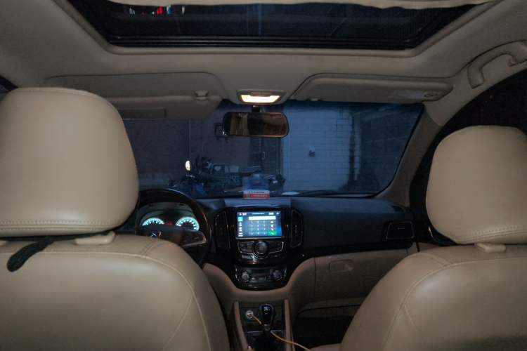 Used Baojun 730 2014 1.5L Manual Luxury Navigation ESP Version 7 Seats Headliner