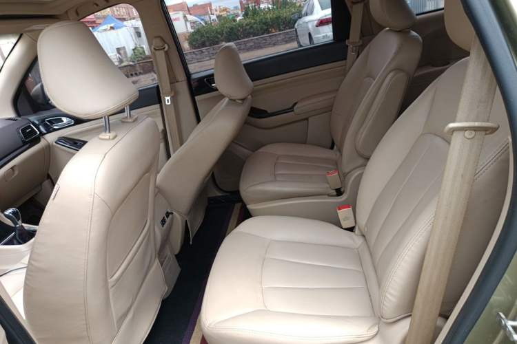 Used Baojun 730 2014 1.5L manual luxury trim 7 seats Left Rear Seat