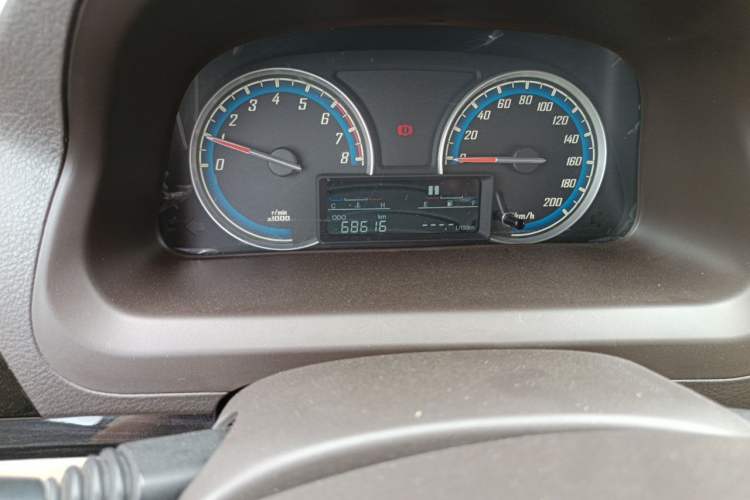 Used Baojun 730 2014 1.5L manual luxury trim 7 seats Odometer Close Up
