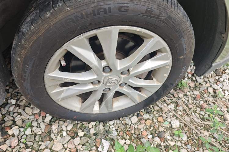 Used Baojun 730 2014 1.5L manual Comfort version 7 seats Right Front Wheel Hub