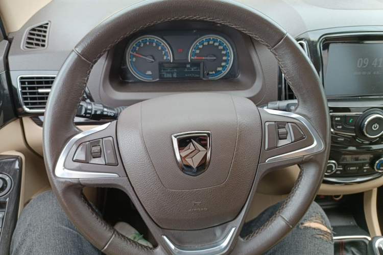 Used Baojun 730 2014 1.5L manual luxury trim 7 seats Steering Wheel