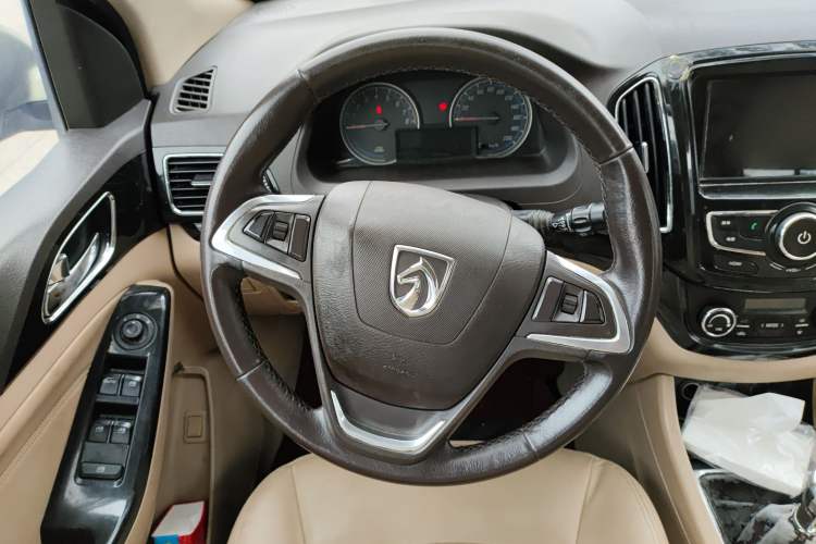 Used Baojun 730 2014 1.5L Manual Luxury Navigation ESP Version 7 Seats Steering Wheel