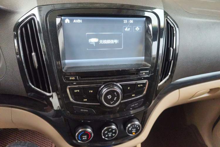 Used Baojun 730 2014 1.5L manual Comfort ESP version 7 seats Audio And AC Panel