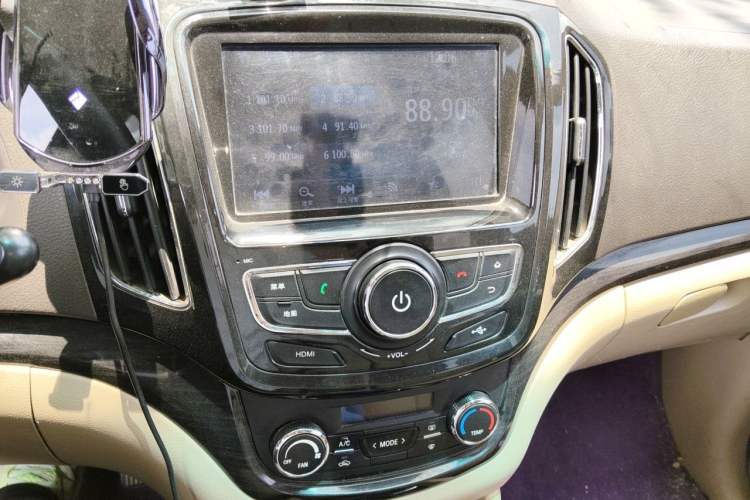 Used Baojun 730 2014 1.5L manual luxury trim 7 seats Audio And AC Panel