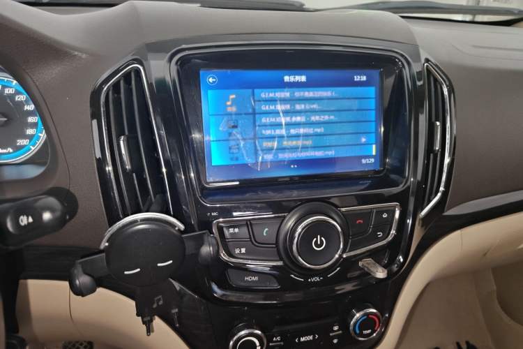 Used Baojun 730 2014 1.5L manual luxury trim 7 seats Audio And AC Panel