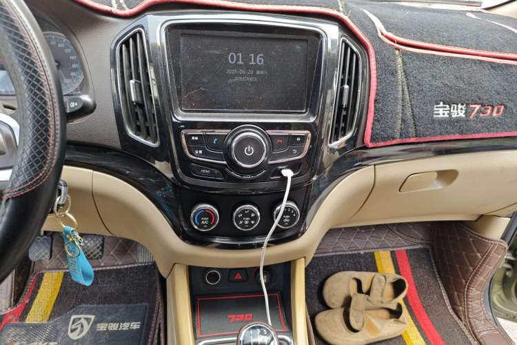Used Baojun 730 2014 1.5L manual Comfort version 7 seats Audio And AC Panel