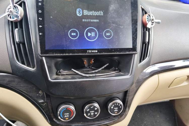 Used Baojun 730 2014 1.5L manual Comfort version 7 seats Audio And AC Panel