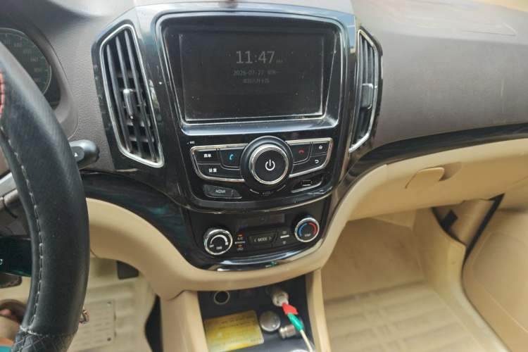 Used Baojun 730 2014 1.5L manual luxury trim 7 seats Audio And AC Panel
