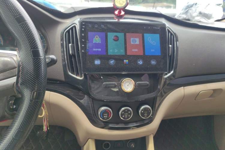 Used Baojun 730 2014 1.5L manual Comfort version 7 seats Audio And AC Panel