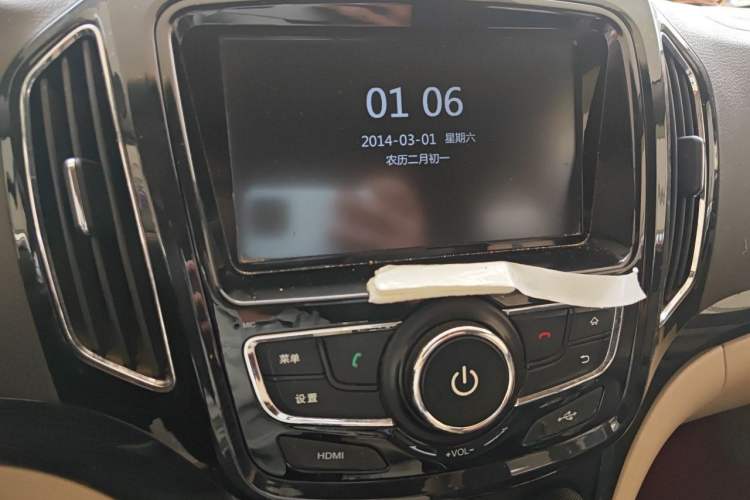 Used Baojun 730 2014 1.5L manual Comfort version 7 seats Audio And AC Panel