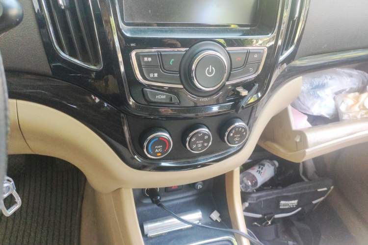 Used Baojun 730 2014 1.5L manual Comfort version 7 seats Audio And AC Panel