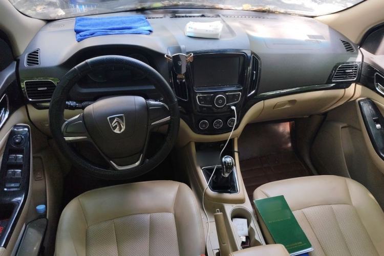 Used Baojun 730 2014 1.5L manual Comfort version 7 seats Center Console
