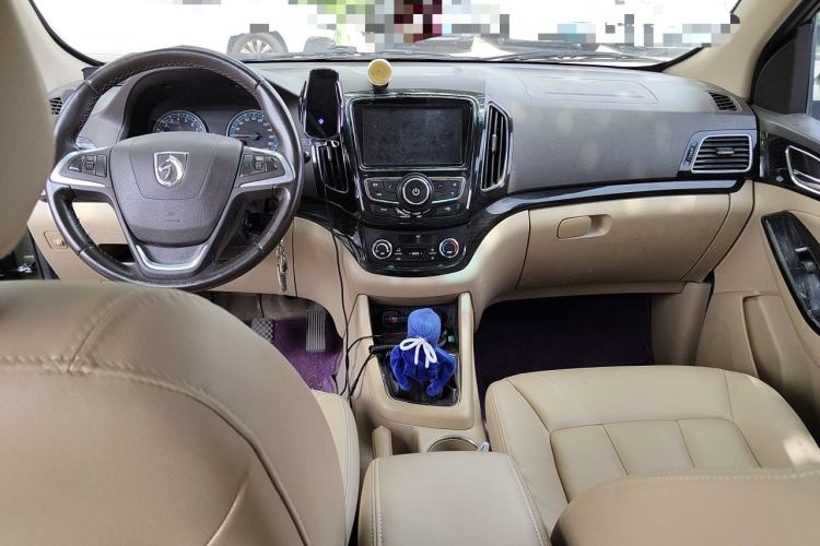 Used Baojun 730 2014 1.5L manual luxury trim 7 seats Center Console