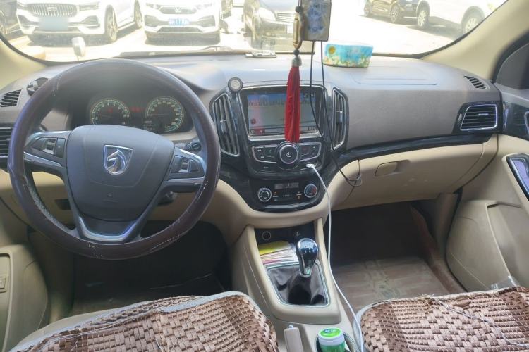 Used Baojun 730 2014 1.5L Manual Luxury Navigation ESP Version 7 Seats Center Console
