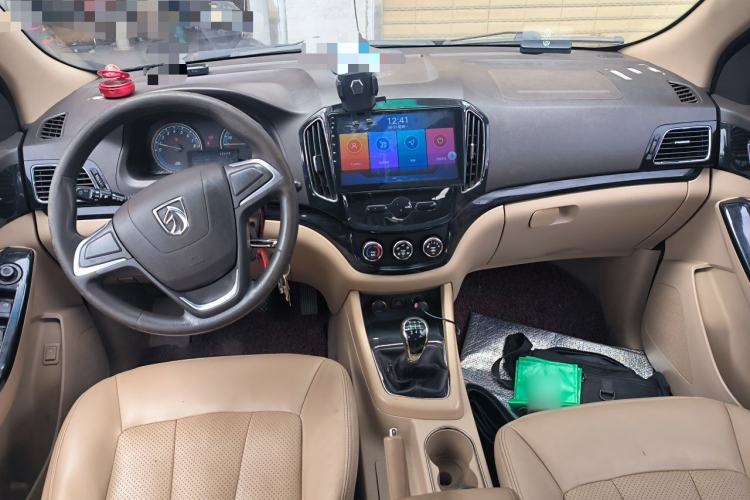 Used Baojun 730 2014 1.5L manual Comfort version 7 seats Center Console