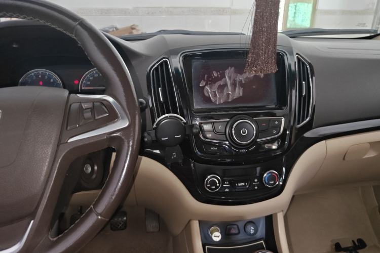 Used Baojun 730 2014 1.5L manual luxury trim 7 seats Center Console