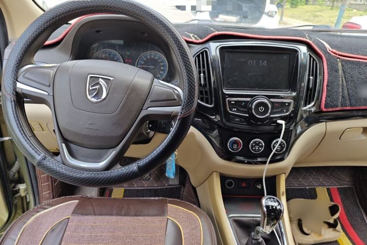 Used Baojun 730 2014 1.5L manual Comfort version 7 seats Center Console