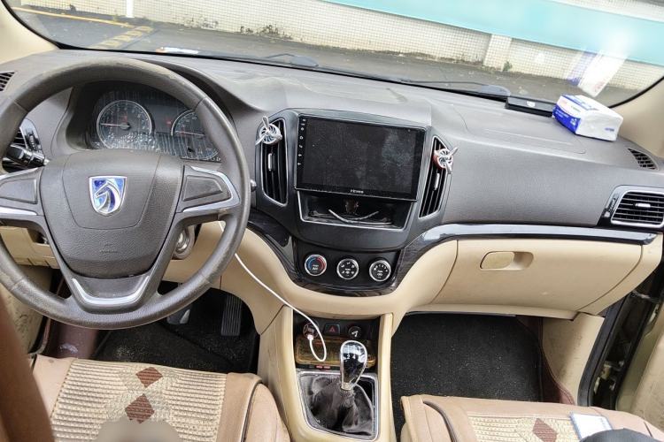 Used Baojun 730 2014 1.5L manual Comfort version 7 seats Center Console