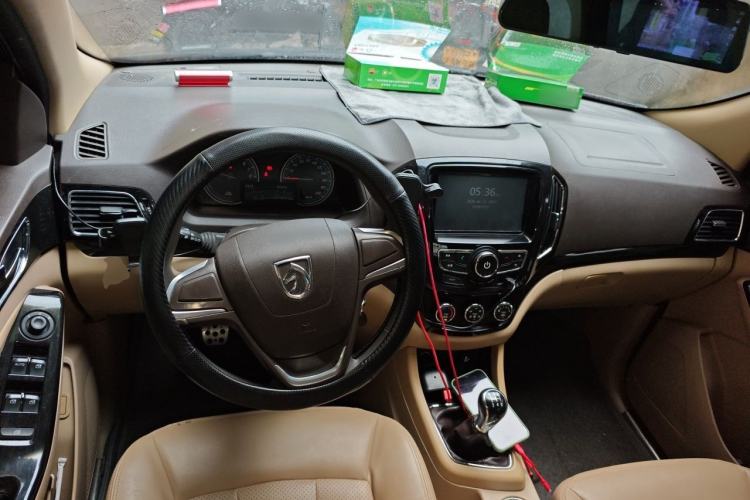 Used Baojun 730 2014 1.5L manual Comfort version 7 seats Center Console