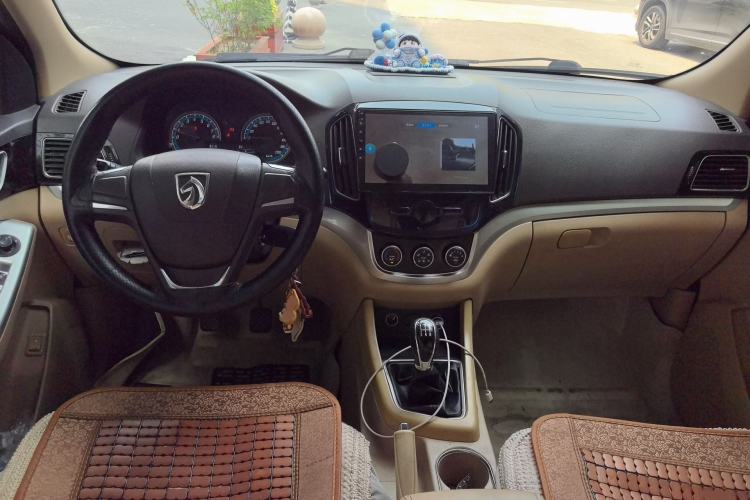 Used Baojun 730 2014 1.5L manual standard trim 7 seats Center Console