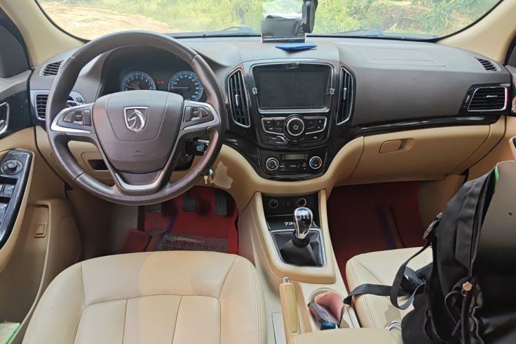 Used Baojun 730 2014 1.5L Manual Luxury Navigation ESP Version 7 Seats Center Console