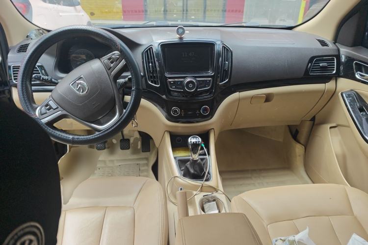 Used Baojun 730 2014 1.5L manual luxury trim 7 seats Center Console