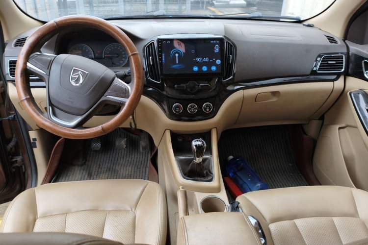 Used Baojun 730 2014 1.5L manual Comfort version 7 seats Center Console
