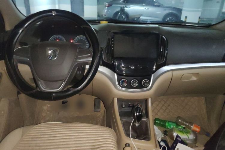 Used Baojun 730 2014 1.5L manual standard trim 7 seats Center Console
