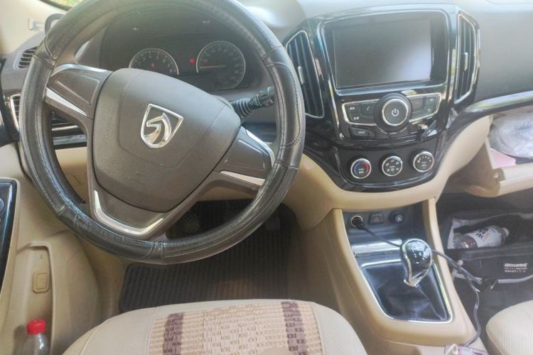 Used Baojun 730 2014 1.5L manual Comfort version 7 seats Center Console