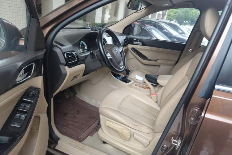Used Baojun 730 2014 1.5L manual Comfort ESP version 7 seats Driver Seat