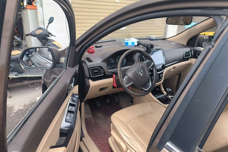 Used Baojun 730 2014 1.5L manual Comfort version 7 seats Driver Seat