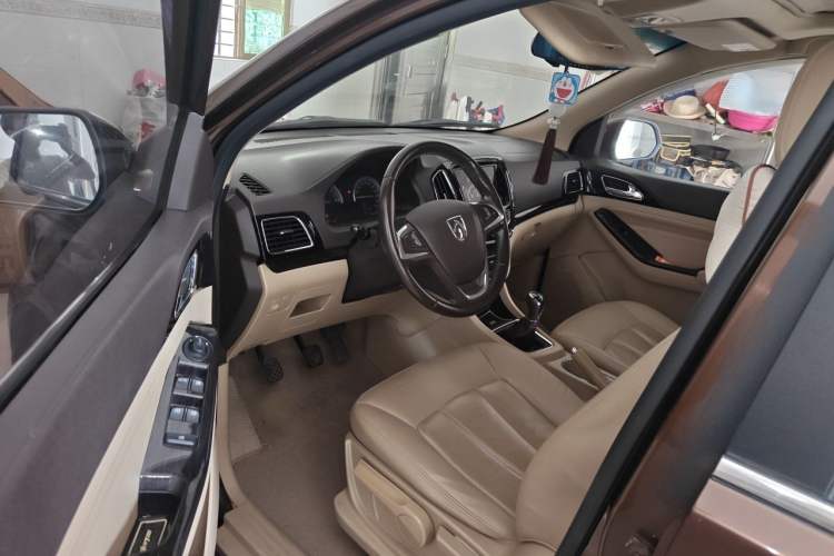 Used Baojun 730 2014 1.5L manual luxury trim 7 seats Driver Seat