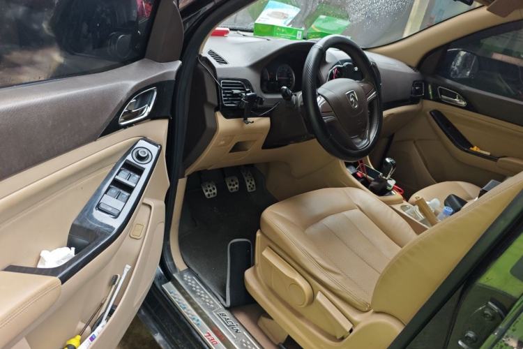 Used Baojun 730 2014 1.5L manual Comfort version 7 seats Driver Seat