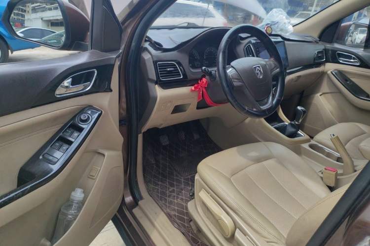 Used Baojun 730 2014 1.5L manual Comfort version 7 seats Driver Seat