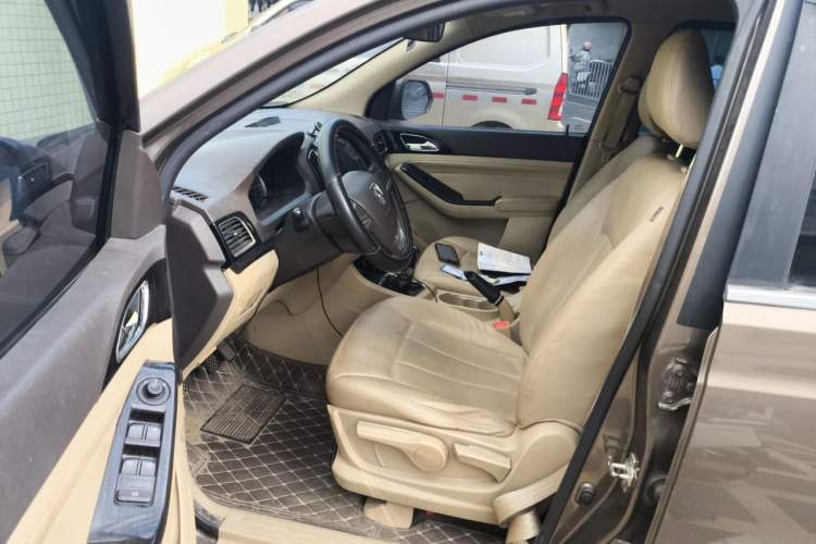 Used Baojun 730 2014 1.5L manual Comfort ESP version 7 seats Driver Seat
