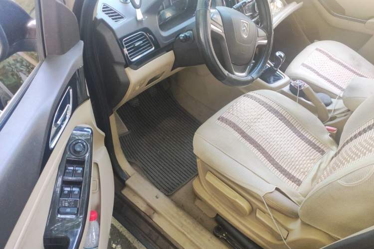 Used Baojun 730 2014 1.5L manual Comfort version 7 seats Driver Seat