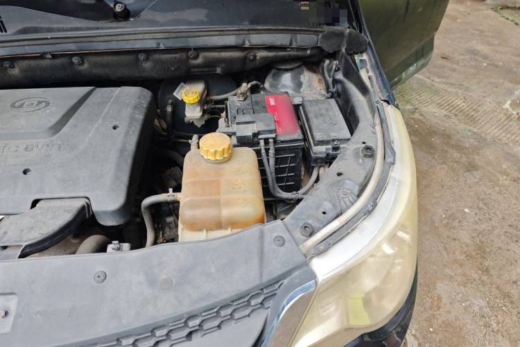 Used Baojun 730 2014 1.5L manual Comfort version 7 seats Engine Bay Left