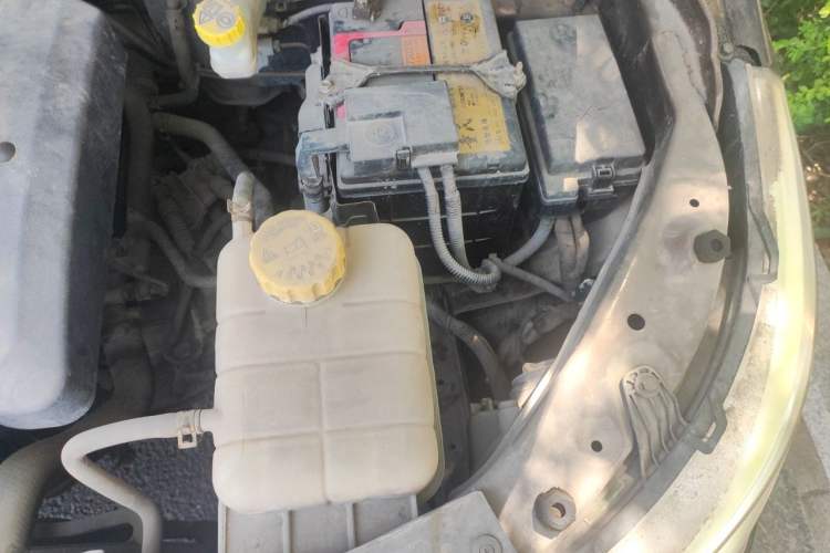 Used Baojun 730 2014 1.5L manual Comfort version 7 seats Engine Bay Left