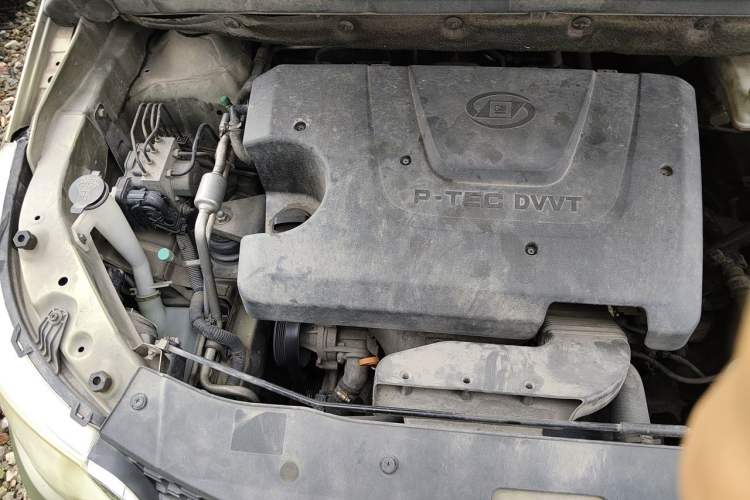 Used Baojun 730 2014 1.5L manual Comfort version 7 seats Engine Bay Right