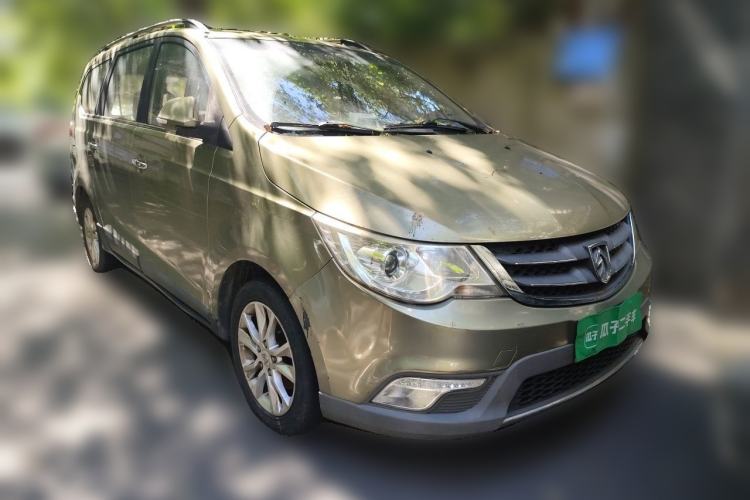 Used Baojun 730 2014 1.5L manual Comfort version 7 seats Front Right 45 Deg