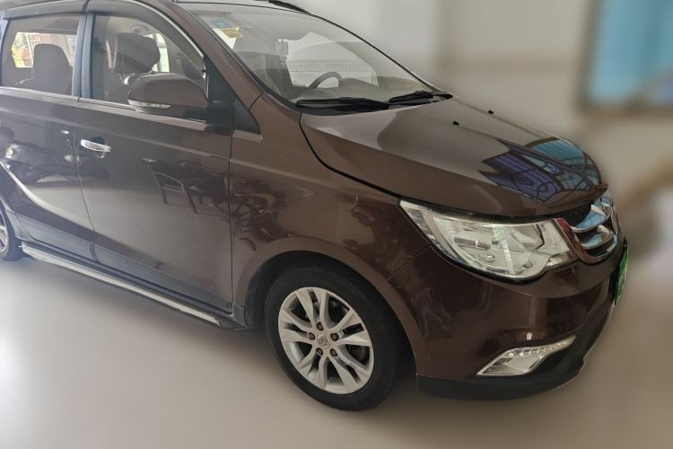 Used Baojun 730 2014 1.5L manual luxury trim 7 seats Front Right 45 Deg