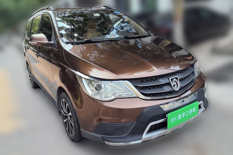 Used Baojun 730 2014 1.5L manual standard trim 7 seats Front Right 45 Deg