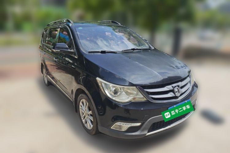 Used Baojun 730 2014 1.5L manual luxury trim 7 seats Front Right 45 Deg