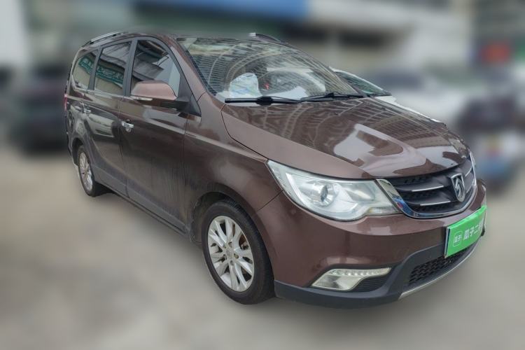 Used Baojun 730 2014 1.5L manual Comfort version 7 seats Front Right 45 Deg